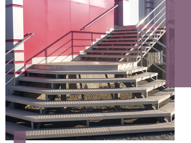 Лестницы для магазина в Светлограде — изготовление и монтаж