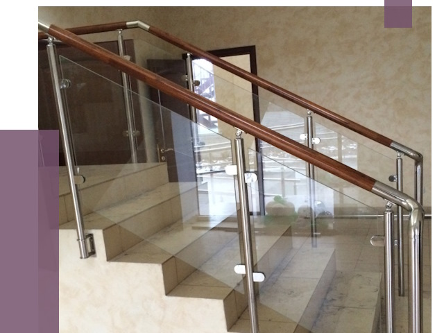 Комбинированные перила из металла и дерева в Светлограде