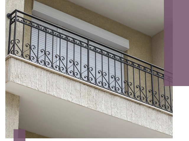 Балконные ограждения из металла и стекла в Светлограде для домов