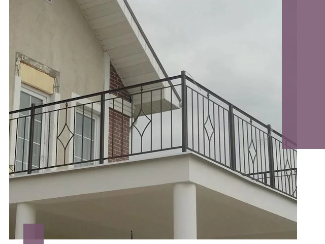 Изготовление балконных ограждений в Светлограде из металла и стекла